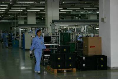 图文:正在紧张工作中的华为设备生产线之一